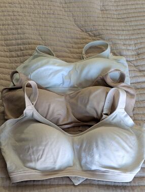 Lot Of 3 Wireless Bras- Nude/ Ivory/White Warners Size Large